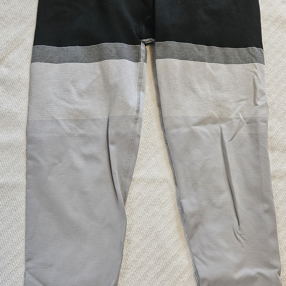 ATHLETA Black White Gray‎ Intarsia Knit Seamless Active Gym Leggings Size Medium - Picture 2 of 10